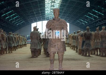 Esercito di terracotta, sculture in terracotta scavate che raffigurano gli eserciti del primo imperatore della Cina unificata Qin Shi Huang nel suo luogo di sepoltura a Xian, Foto Stock