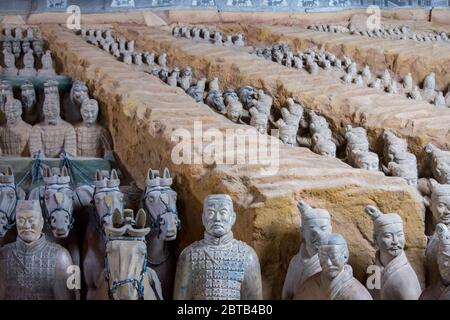Esercito di terracotta, sculture in terracotta scavate che raffigurano gli eserciti del primo imperatore della Cina unificata Qin Shi Huang nel suo luogo di sepoltura a Xian, Foto Stock
