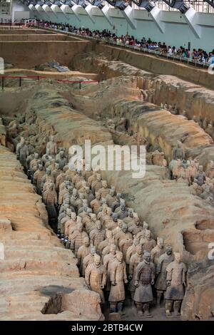 Esercito di terracotta, sculture in terracotta scavate che raffigurano gli eserciti del primo imperatore della Cina unificata Qin Shi Huang nel suo luogo di sepoltura a Xian, Foto Stock