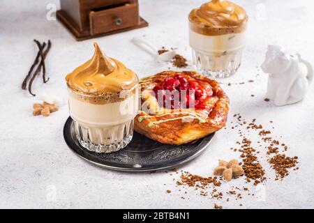 Caffè coreano Dalgona, bevanda alla moda con caffè istantaneo montato e latte Foto Stock