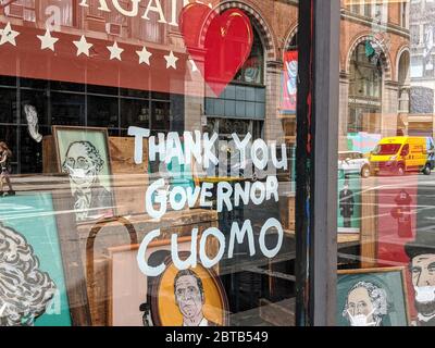 Accedi a una finestra che ringrazia il governatore Andrew Cuomo per la sua leadership durante la pandemia di coronavirus Manhattan. Foto Stock