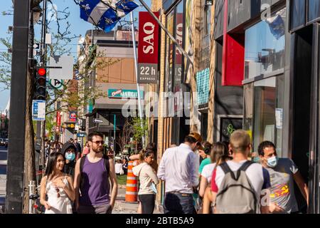 Montreal, CA - 23 Maggio 2020 : clienti in una linea esterna al negozio di liquori SAQ a Montreal Foto Stock