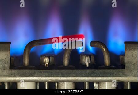 Bruciature di gas nel moderno scaldabagno. Primo piano. Messa a fuoco selettiva Foto Stock