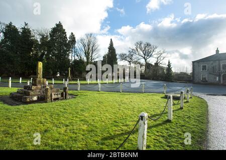 Il centro di Bolton-by-Bowland villaggio nella Foresta di Bowland, Lancashire, con villaggio verde, vecchi stock, e il ceppo di una croce Foto Stock