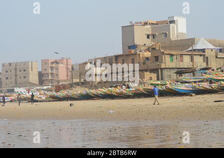 Yoff Beach, un sito di sbarco artigianale per la pesca e popoloso quartiere costiero a Dakar, Senegal Foto Stock