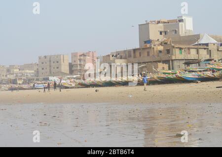 Yoff Beach, un sito di sbarco artigianale per la pesca e popoloso quartiere costiero a Dakar, Senegal Foto Stock