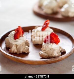 Torta di pavlova alla fragola, dessert alla pavlova, meringa con fragole Foto Stock