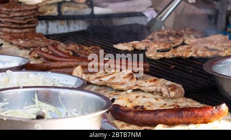 Molti tipi di prodotti a base di carne alla griglia. Foto Stock