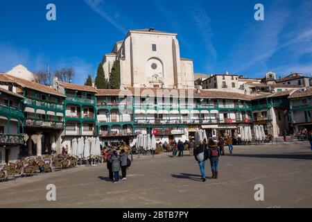 La piazza principale circolare di Chinchon (Madrid), utilizzata per ospitare gli eventi di corrida. Foto Stock