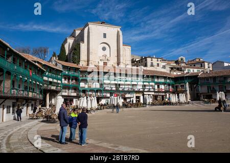 Piazza circolare principale di Chinchon (Madrid), utilizzata per ospitare eventi di corrida. Foto Stock