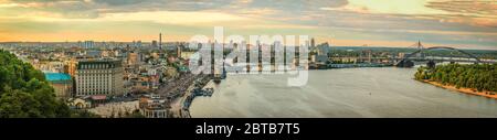 Vista del quartiere Podil di Kiev al tramonto dal Ponte pedonale. Foto Stock