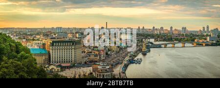 Vista del quartiere Podil di Kiev al tramonto dal Ponte pedonale. Foto Stock