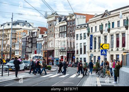 Amsterdam, Paesi Bassi - 8 settembre 2018: Strada dello shopping con gente intorno nella città vecchia di Amsterdam, Paesi Bassi Foto Stock