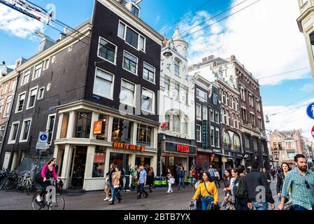 Amsterdam, Paesi Bassi - 9 settembre 2018: Via dello shopping con ristoranti e gente intorno a Leidsestraat Street, Amsterdam, Paesi Bassi Foto Stock