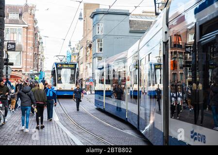 Amsterdam, Paesi Bassi - 9 settembre 2018: Due tram circolanti e persone che camminano in via Leidsestraat, Amsterdam, Paesi Bassi Foto Stock