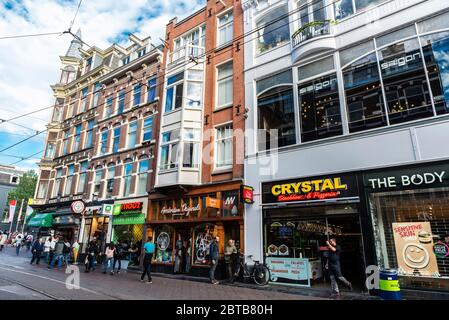 Amsterdam, Paesi Bassi - 9 settembre 2018: Via dello shopping con ristoranti e gente intorno a Leidsestraat Street, Amsterdam, Paesi Bassi Foto Stock