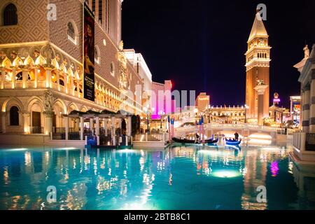 LAS VEGAS, NEVADA - 23 FEBBRAIO 2020: Vista del Venetian Resort a Las Vegas visto di notte con luci illuminate e Grand Canal Foto Stock