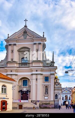 Chiesa di Santa Teresa e la porta dell'alba, Vilnius, Lituania Foto Stock