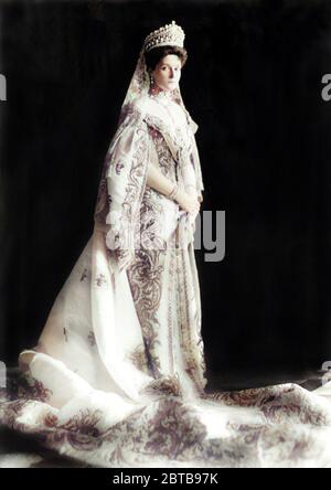 1895 C, RUSSIA : l'imperatrice russa Tsarina ALEXANDRA FYODOROVNA ( Feodorovna , 1872 - 1818 ), moglie dello zar Nicola II di Russia ( 1868 - 1918) ( Nikolay II ). Foto A COLORI DIGITALI. Principessa nata Alix d'Assia e dal Reno ( Viktoria Alix Helena Luise Beatrice Prinzessin von Hessen und bei Rhein ). Nipote della Regina Vittoria del Regno Unito, assunse il nome di Alexandra Feodorovna dopo la benedizione nella Chiesa ortodossa russa, che la canonizzò come Sant'Alessandra nel 2000. - foto storiche - foto storica - ritratto - Nobiltà - Nobili - nobile - Foto Stock