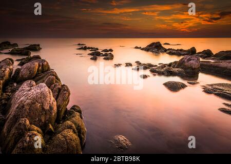 Mattina crepuscolo sulla riva del lago Malawi, rocce che si affacciano sulle acque del lago, Chinteche, Malawi Foto Stock