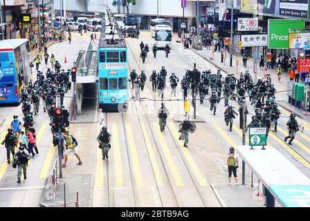 Hong Kong, Cina. 24 maggio 2020. Migliaia di manifestanti si sono schierati pacificamente contro i piani della Cina di imporre una nuova legge sulla sicurezza a Hong Kong. La polizia di Riot ha sparato gas lacrimogeni e cannoni ad acqua ai dimostranti, che indossavano maschere per proteggere contro la diffusione del coronavirus. Credit: Gonzales Photo/Alamy Live News Foto Stock