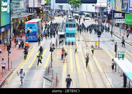 Hong Kong, Cina. 24 maggio 2020. Migliaia di manifestanti si sono schierati pacificamente contro i piani della Cina di imporre una nuova legge sulla sicurezza a Hong Kong. La polizia di Riot ha sparato gas lacrimogeni e cannoni ad acqua ai dimostranti, che indossavano maschere per proteggere contro la diffusione del coronavirus. Credit: Gonzales Photo/Alamy Live News Foto Stock