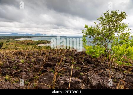 Vista mozzafiato sul lago Malawi, spiagge e acque cristalline, stagione secca, Malawi, Sud-Est-.Africa Foto Stock