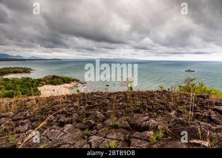Vista mozzafiato sul lago Malawi, spiagge e acque cristalline, stagione secca, Malawi, Sud-Est-.Africa Foto Stock