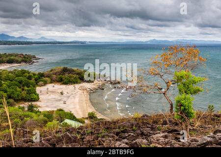 Vista mozzafiato sul lago Malawi, spiagge e acque cristalline, stagione secca, Malawi, Sud-Est-.Africa Foto Stock