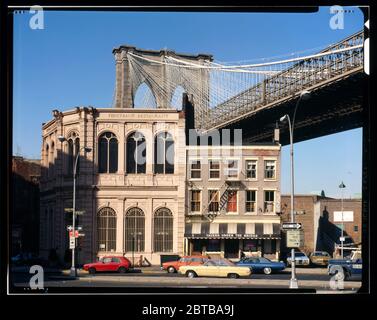 1982, NEW YORK , USA : VISTA DELLA BROOKLYN TOWER CHE EMERGE DIETRO GLI EDIFICI COMMERCIALI DEL DICIANNOVESIMO SECOLO ALL'ANGOLO DI FRONT STREET E CAMDEN PLAZA - Ponte di Brooklyn, Spanning East River tra Park Row, Manhattan e Sands Street, Brooklyn, New York, New York County, New York. Il grande ponte sospeso del fiume Est, aperto il giorno 24 maggio 1883. Collegamento tra le città di New York e Brooklyn . Foto di Jet Lowe ( immagini del Governo degli Stati Uniti ) - PONTE DI BROOKLYN - FOTO STORICHE - STORIA - GEOGRAFIA - GEOGRAFIA - paesaggio - paesaggio - veduta - panorama - fiume Hudso Foto Stock