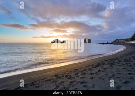 La magnifica vista del tramonto alla spiaggia di Mosteiros, Sao Miguel, Azzorre, Portogallo Foto Stock