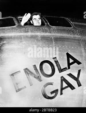 1945 , 6 agosto , Tinian , Isole Marianne Settentrionali, British Commonwelth : il colonnello americano PAUL Warfield TIBBETS Jr. ( 1915 - 2007 ), pilota di Boing B-29 ENOLA GAY , l'aereo che ha fatto cadere la BOMBA ATOMICA su HIROSHIMA (Giappone ). In questa foto salutate subito prima del decollo di Hiroshima . Foto del corpo ufficiale di segnale degli Stati Uniti . - ATTACCO ATOMICO NUCLEARE - ATTACCO NUCLEARE - SECONDA GUERRA MONDIALE - seconda guerra mondiale - SECONDA guerra mondiale - SECONDA guerra MONDIALE - foto storiche - FOTO STORICHE - FOTO STORICHE - Stati Uniti d'America - bombardamento - aviazione - BOMBA ATOMICA - bomba - attacco aereo - USA - GIAPPONE - GUERRA DEL PACIFICO - Foto Stock