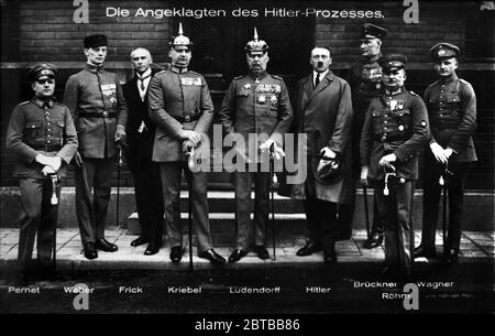 1924 , Munchen , GERMANIA: Il dittatore tedesco del Fuhrer ADOLF HITLER ( 1889 - 1945 ) con gli imputati nel processo di Putsch a Monaco ( Beer Hall Putsch ) del 1924, un fallito tentativo di colpo di stato del partito nazista guidato da Adolf Hitler di prendere il potere a Monaco , dall'8 al 9 novembre 1923 . Da sinistra a destra: Pernet , Weber , Frick , Kriebel, Ludendorff, Hitler , Bruckner , Röhm ( Roehm ) e Wagner. Foto di Heinrich Hoffmann , Munchen. - SECONDA GUERRA MONDIALE - NAZISTA - NAZISTA - NAZISTA - NAZISTA - NAZISMO - SECONDA GUERRA MONDIALE - DITATORE - POLITICA - POLITICO --- ARCHIVIO GBB Foto Stock