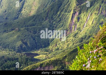 Vista alta del paesaggio delle Azzorre sull'isola di Flores. Cascate di poco do Ribeira do Ferreiro. Portogallo Foto Stock