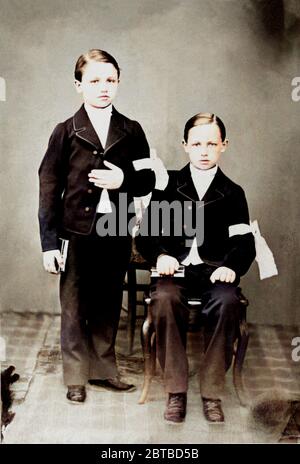 1866 , Charleville, FRANCIA : il poeta francese ARTHUR RIMBAUD ( 1854 - 1891 ) con il fratello Frédéric ( 1853 - 1911 ) (a sinistra) il giorno della Santa prima comunione cattolica . - COLORITO DIGITALMENTE - POETA - POESIA - POESIA - maudit - artista maledetto - bohemien - boheme - fratelli - fratelli - fratello - infanzia - infanzia - prima Comunione - bambini - bambino - bambini - personalità da giovani giovani giovani - personalità --- Archivio GBB Foto Stock