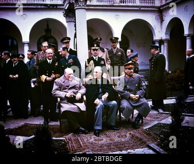 1945 , febbraio, YALTA, CRIMEA, RUSSIA : la Conferenza di Yalta fu la seconda Guerra Mondiale dei capi di governo degli Stati Uniti, del Regno Unito e dell'Unione Sovietica. Con (da sinistra a destra) Winston Churchill , Franklin Delano Roosevelt e Joseph Stalin . Sono presenti anche il Ministro degli Esteri dell'URSS Vyacheslav Molotov (estrema destra), il Maresciallo Alan Brooke , l'ammiraglio della flotta Sir Andrew Cunningham , il Maresciallo della RAF Sir Charles Portal (in piedi dietro Churchill), George Marshall , Capo di Stato maggiore dell'esercito e ammiraglio della flotta William D. Leahy (in piedi dietro Roosevelt). Estrema sinistra: Si Foto Stock