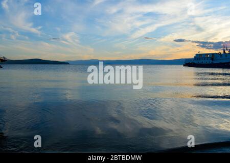 Una nave attraccò vicino alla fabbrica di pesce disusata sull'isola di Olkhon, lago Baikal, Russia Foto Stock