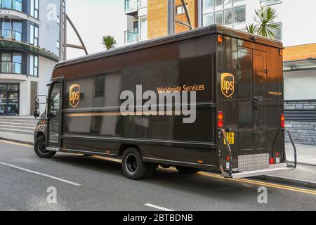 SWANSEA, GALLES - OTTOBRE 2018: UPS van parcheggiato nella marina di Swansea che consegna pacchi. Foto Stock
