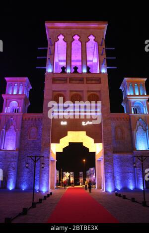 Scena al 'Global Village' - il parco multiculturale leader al mondo - che offre intrattenimento, shopping e cucina, a Dubai, Emirati Arabi Uniti. Foto Stock