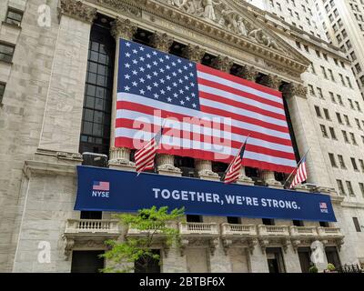 Firma il New York Stock Exchange Building il giorno prima che il piano di scambio riapra dopo essere stato chiuso indefinitamente durante la pandemia di coronavirus a Lower Manhattan. Foto Stock