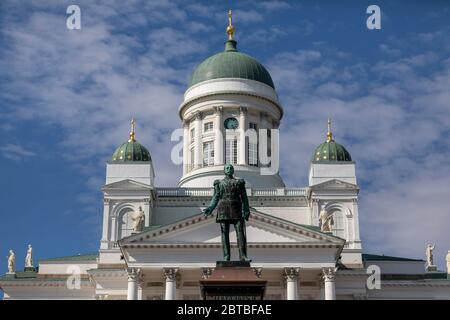 Alessandro II della Russia ha lasciato che il popolo finlandese viveva in modo indipendente sotto il regime russo. Era popolare in Finlandia e la sua statua si trova in Piazza del Senato. Foto Stock