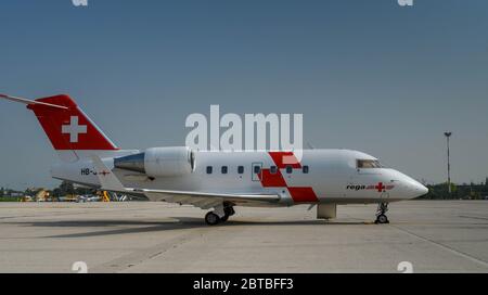 Il jet esecutivo Bombardier Challenger all'aeroporto di Verona è utilizzato come ambulanza aerea per un volo medico Foto Stock