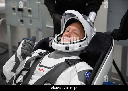 L'astronauta della NASA Douglas Hurley ha fatto delle prove mettendo sul suo spaceX nel quartier generale dell'astronauta all'interno del Neil A. Armstrong Operations and Checkout Building presso il Kennedy Space Center dell'agenzia in Florida il 23 maggio 2020, Durante una prova completa di abbigliamento in vista della missione SpaceX Demo-2 della NASA verso la Stazione spaziale Internazionale. Questo sarà il test di volo finale di SpaceX per il programma Commercial Crew della NASA. Hurley e il suo compagno di equipaggio Robert Behnken voleranno al laboratorio orbitante in una navicella spaziale SpaceX Crew Dragon, lanciando in cima a un razzo Falcon 9 dal complesso di lancio di Kennedy 39A. Lifto Foto Stock