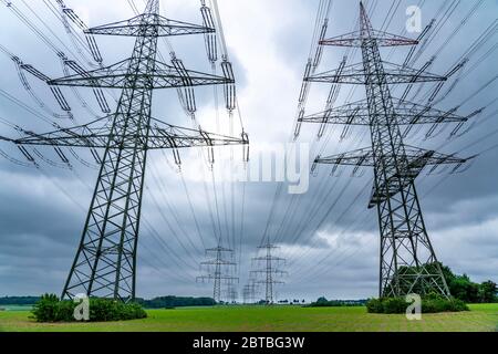 Linee elettriche, rete ad altissima tensione, 380 kilovolt, trasportano l'elettricità generata nelle grandi centrali elettriche nelle regioni, ad una statio di trasformatore Foto Stock