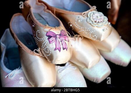 Scarpe da ballo punta in mostra al negozio dancewear di Londra a Covent Garden, Londra, Regno Unito Foto Stock