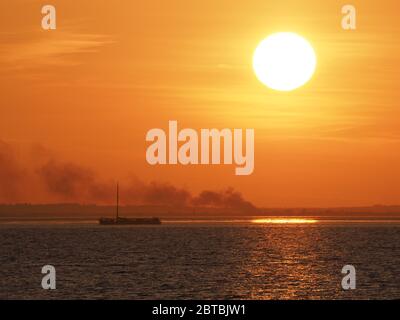 Sheerness, Kent, Regno Unito. 24 maggio 2020. Tempo in UK: Tramonto a Sheerness, Kent. Credit: James Bell/Alamy Live News Foto Stock