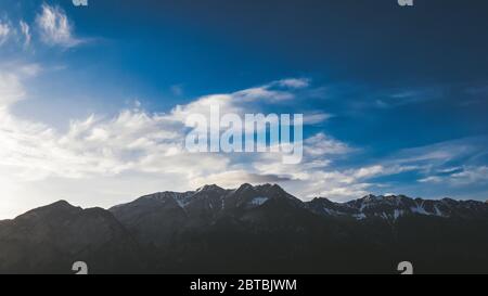 Montagne, cielo, parzialmente nuvoloso Foto Stock