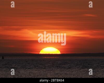 Sheerness, Kent, Regno Unito. 24 maggio 2020. Tempo in UK: Tramonto a Sheerness, Kent. Credit: James Bell/Alamy Live News Foto Stock