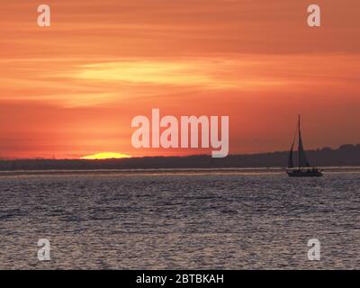 Sheerness, Kent, Regno Unito. 24 maggio 2020. Tempo in UK: Tramonto a Sheerness, Kent. Credit: James Bell/Alamy Live News Foto Stock