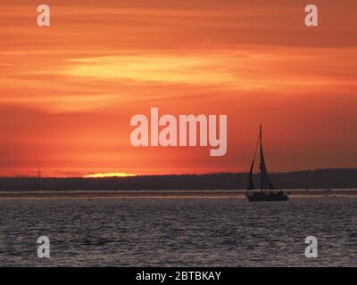 Sheerness, Kent, Regno Unito. 24 maggio 2020. Tempo in UK: Tramonto a Sheerness, Kent. Credit: James Bell/Alamy Live News Foto Stock